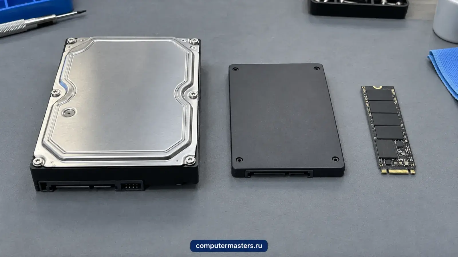Жёсткий диск 3,5 дюйма, SSD 2,5 дюйма и накопитель M.2 лежат рядом на сером коврике