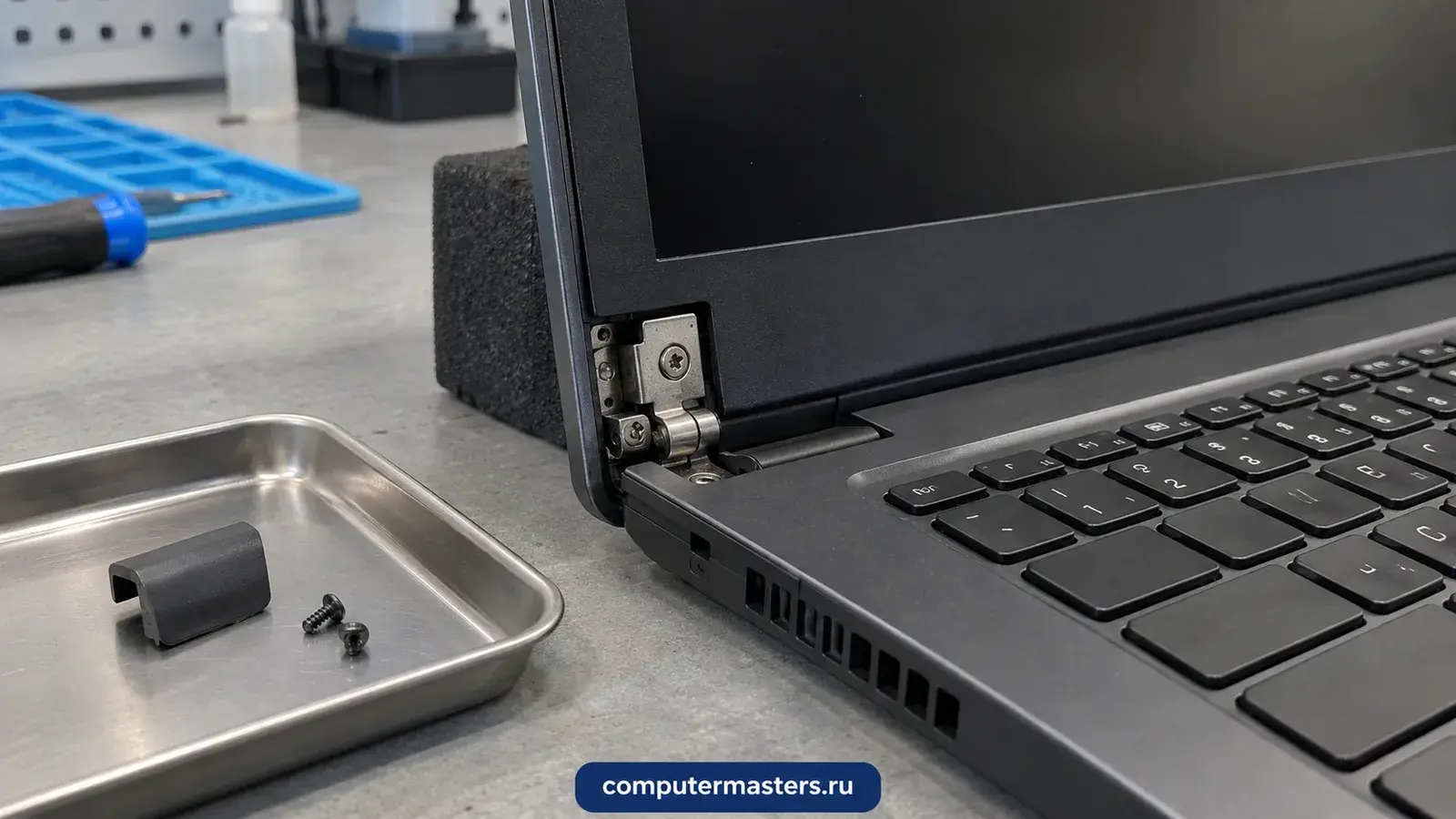 Петля ноутбука со снятой пластиковой накладкой, крышка экрана опирается на поролоновый упор, накладка лежит в лотке