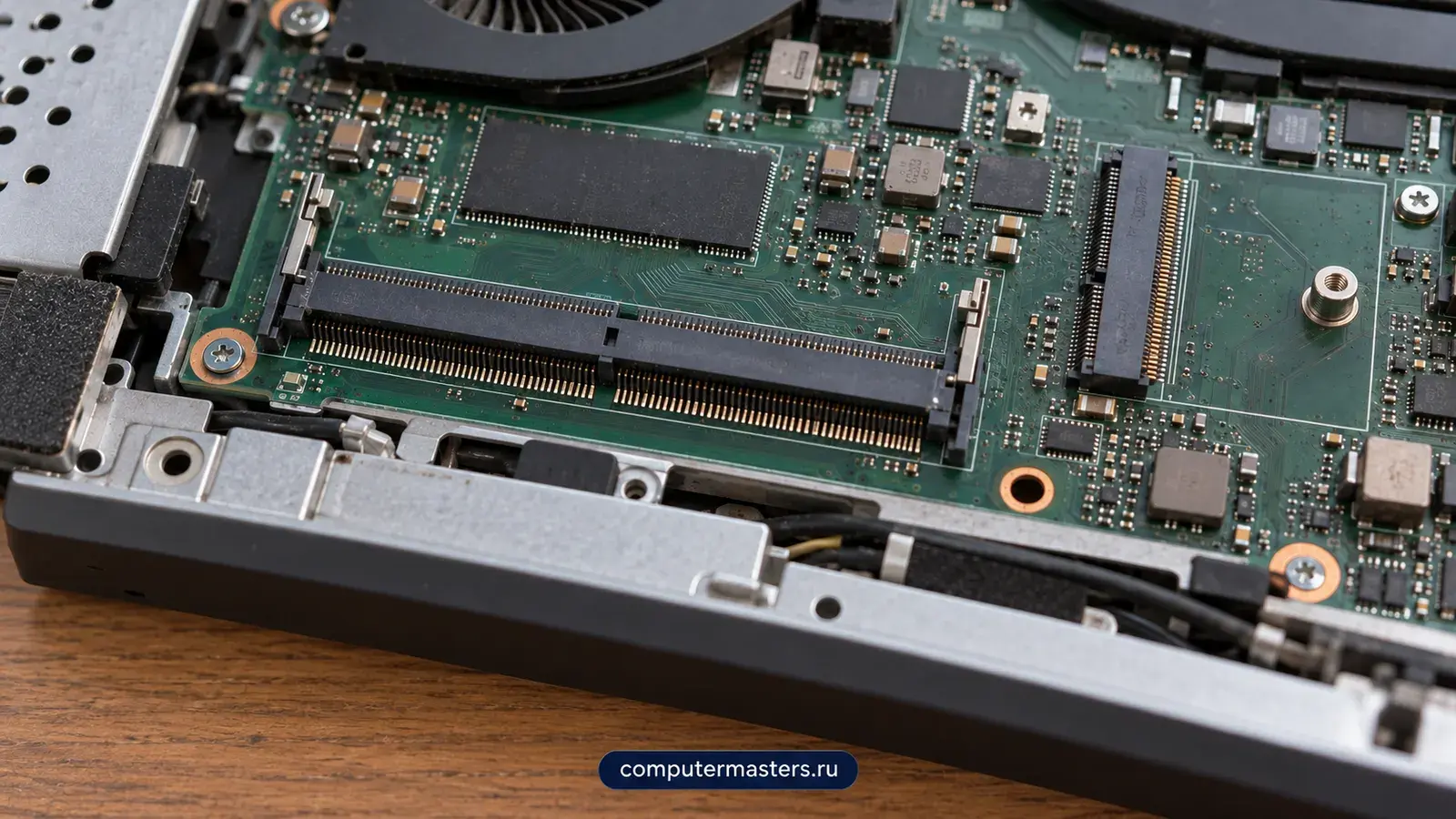 Плата моноблока крупным планом: слот SO-DIMM и разъём M.2