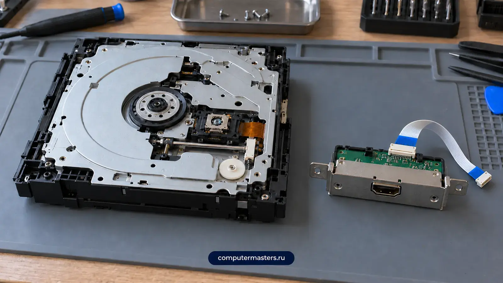 Открытый привод дисков приставки и отдельный модуль с разъёмом HDMI и шлейфом на коврике